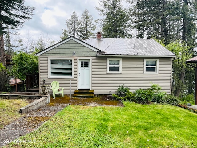 view of front of property with a front lawn