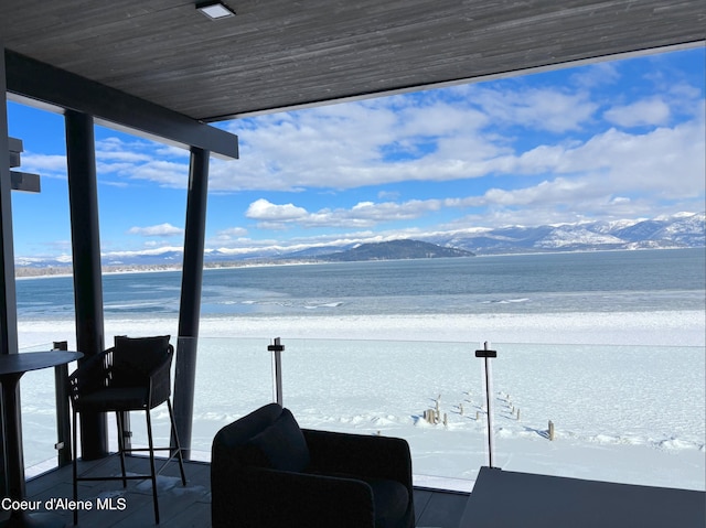 water view featuring a mountain view