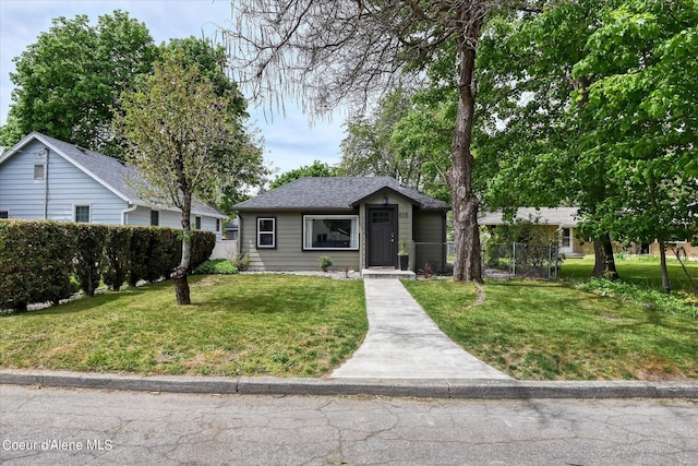 view of front facade featuring a front yard