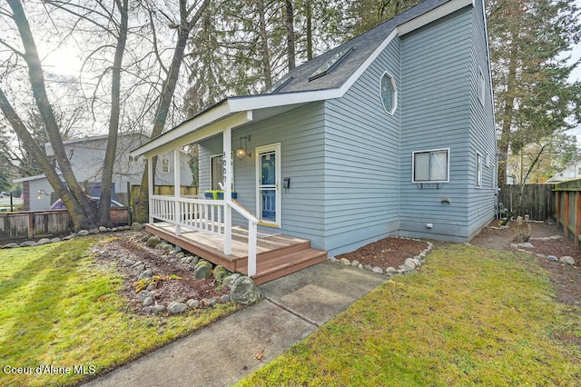 view of front of house with covered porch and a front lawn