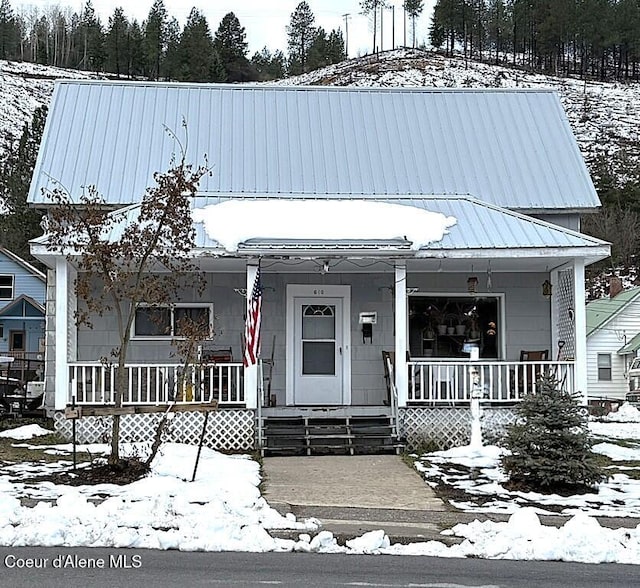 view of front of home featuring a porch