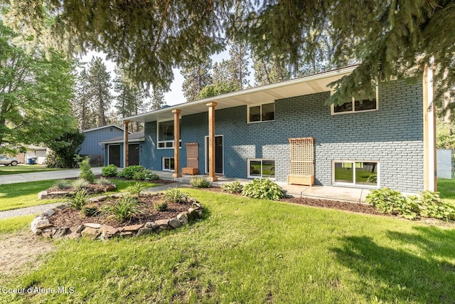 split foyer home featuring a front yard