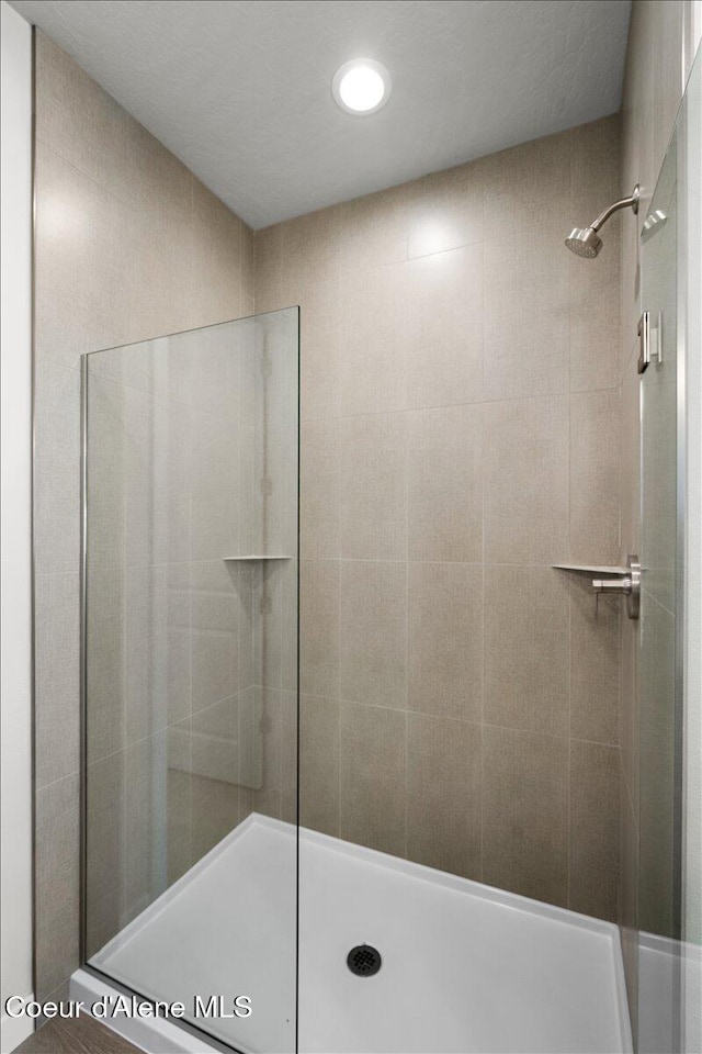 bathroom featuring a tile shower