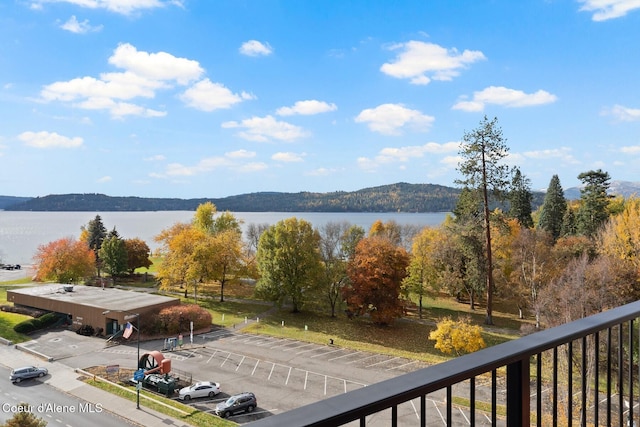 water view with a mountain view