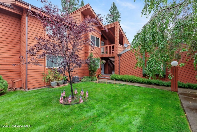 view of yard with a balcony