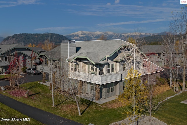 drone / aerial view featuring a mountain view