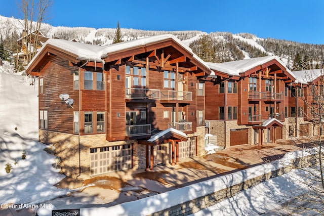 view of front of property featuring a mountain view