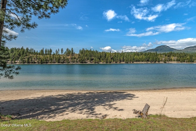 water view with a mountain view