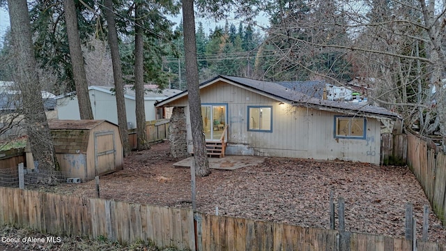 view of front of property featuring a storage shed