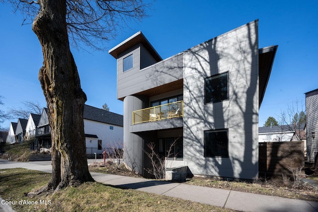 view of front of property featuring a balcony