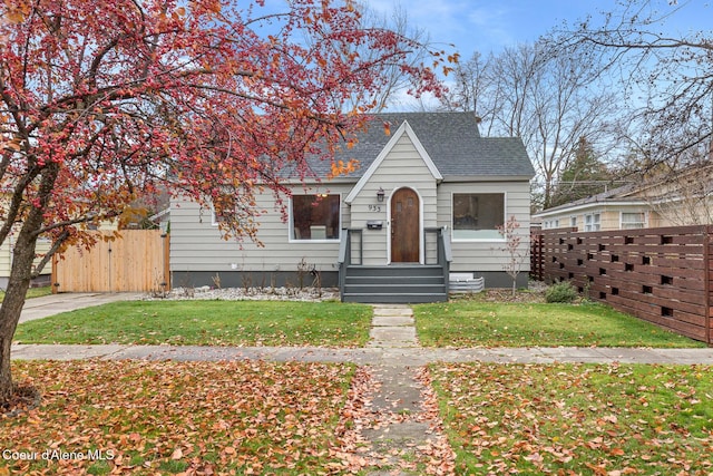 view of front of home featuring a front yard