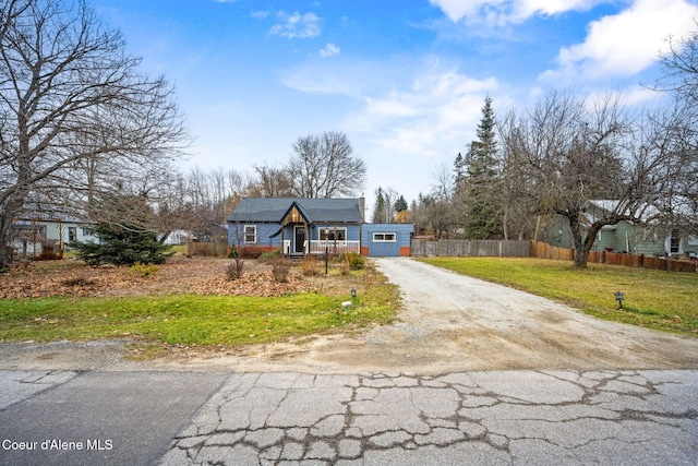 view of front of property featuring a front lawn