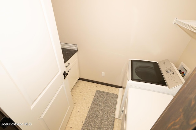 laundry area featuring cabinets and washer / dryer