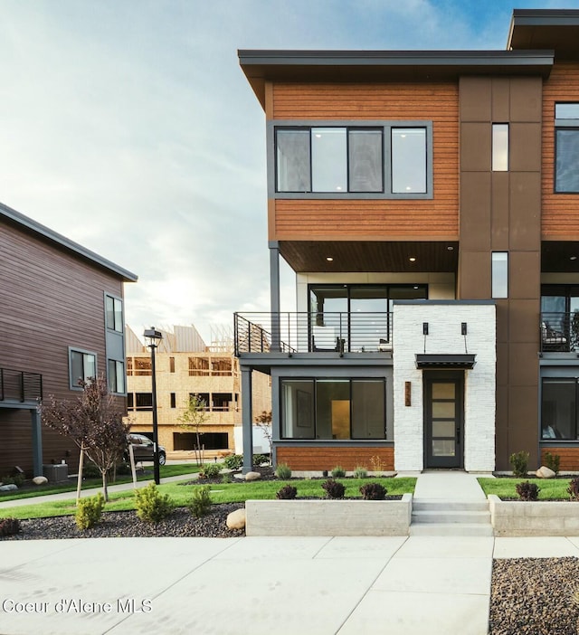 exterior space featuring a balcony