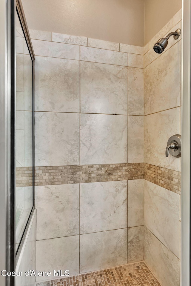 bathroom featuring tiled shower