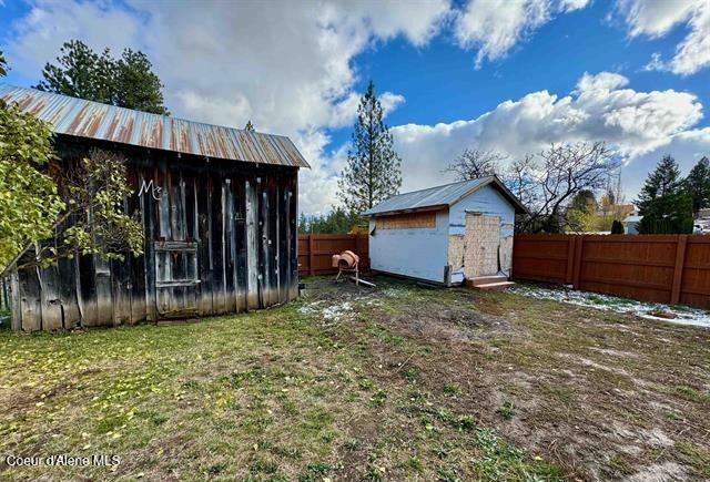 view of yard featuring a storage unit