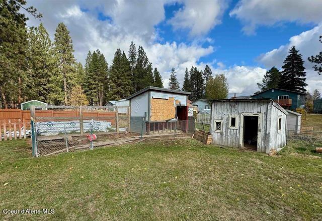 view of yard with a storage shed