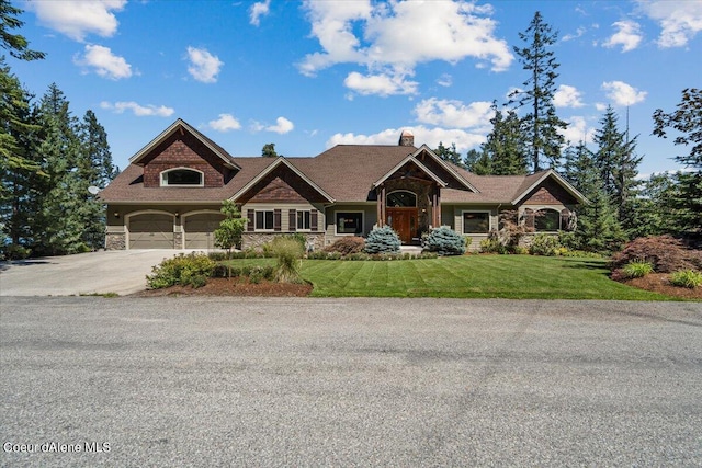 craftsman inspired home featuring a front yard