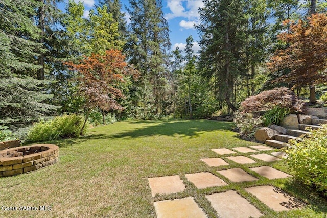 view of yard featuring a fire pit