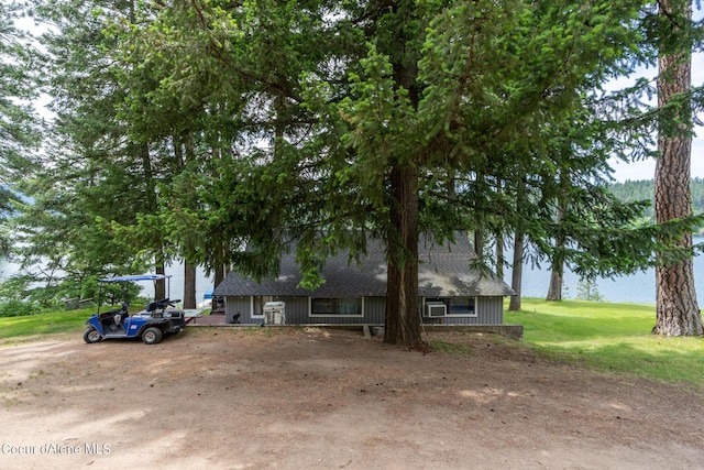 view of front of property with a front lawn