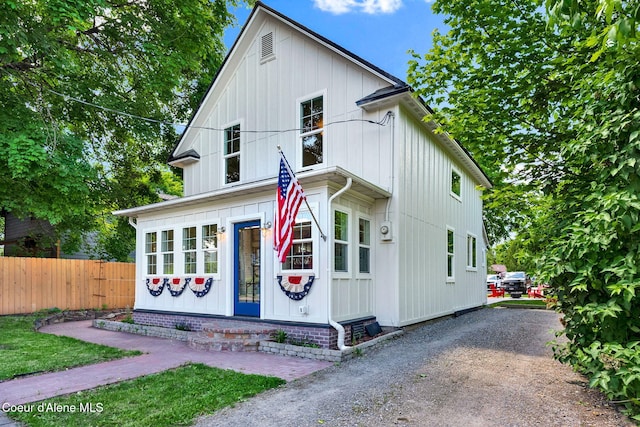 view of modern farmhouse style home