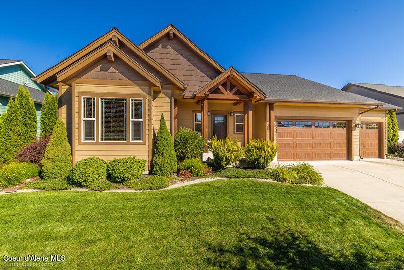 view of front of house featuring a front yard and a garage