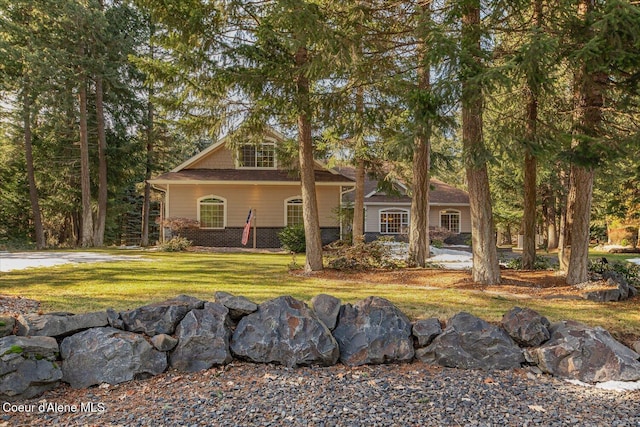 view of front of property with a front yard