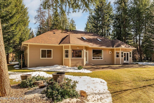 view of front of home with entry steps and a front lawn