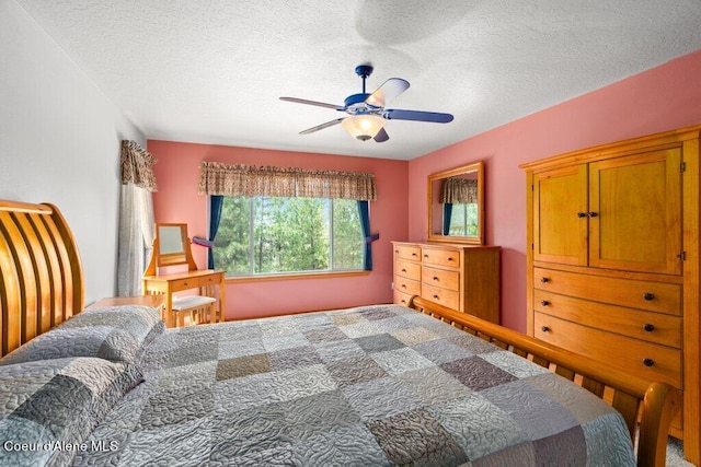 bedroom featuring ceiling fan and a textured ceiling