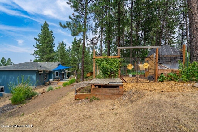 view of yard featuring an outdoor structure