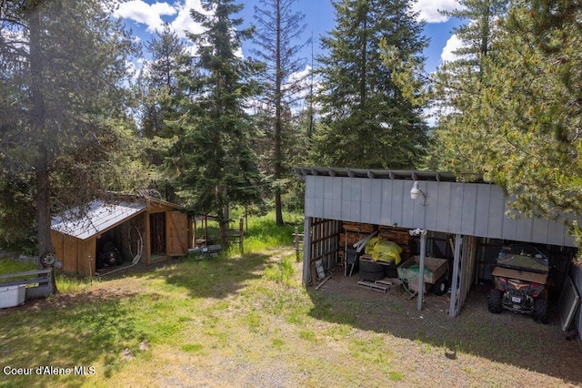 view of yard featuring an outbuilding