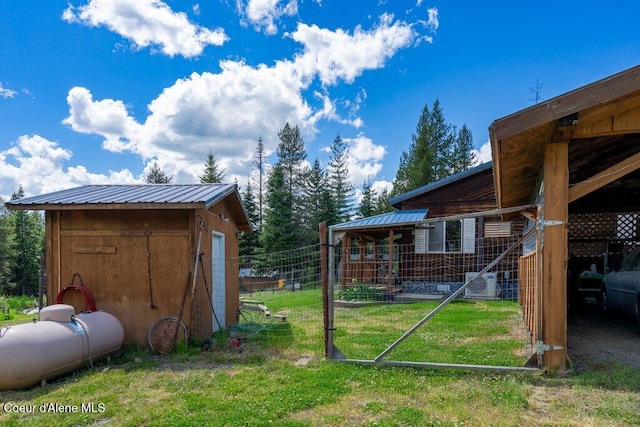 view of yard featuring a shed