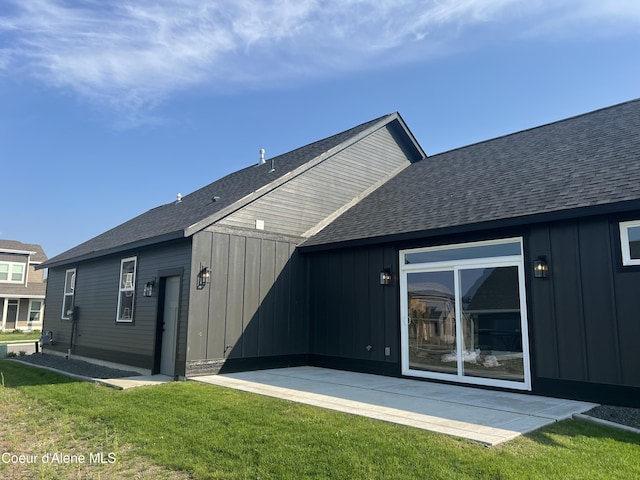 rear view of house featuring a yard