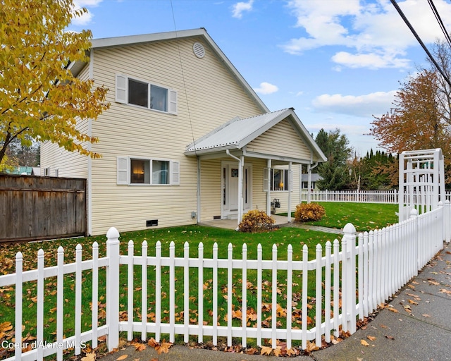 view of front of house with a front lawn