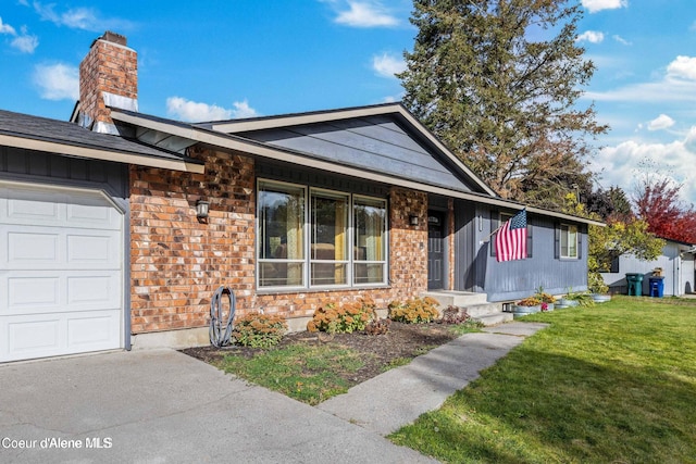 view of front of property featuring a garage and a front yard