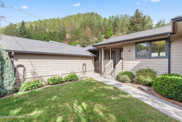 view of front of property featuring a front lawn