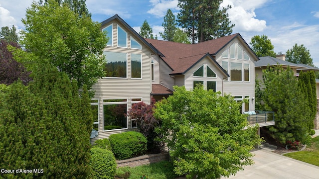 view of front of property featuring a shingled roof