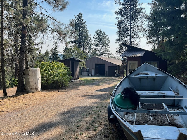 view of yard featuring an outbuilding