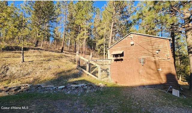 view of yard with an outbuilding