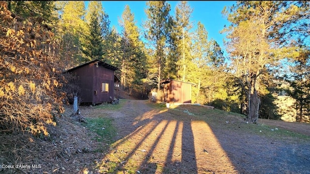 view of yard with a storage unit