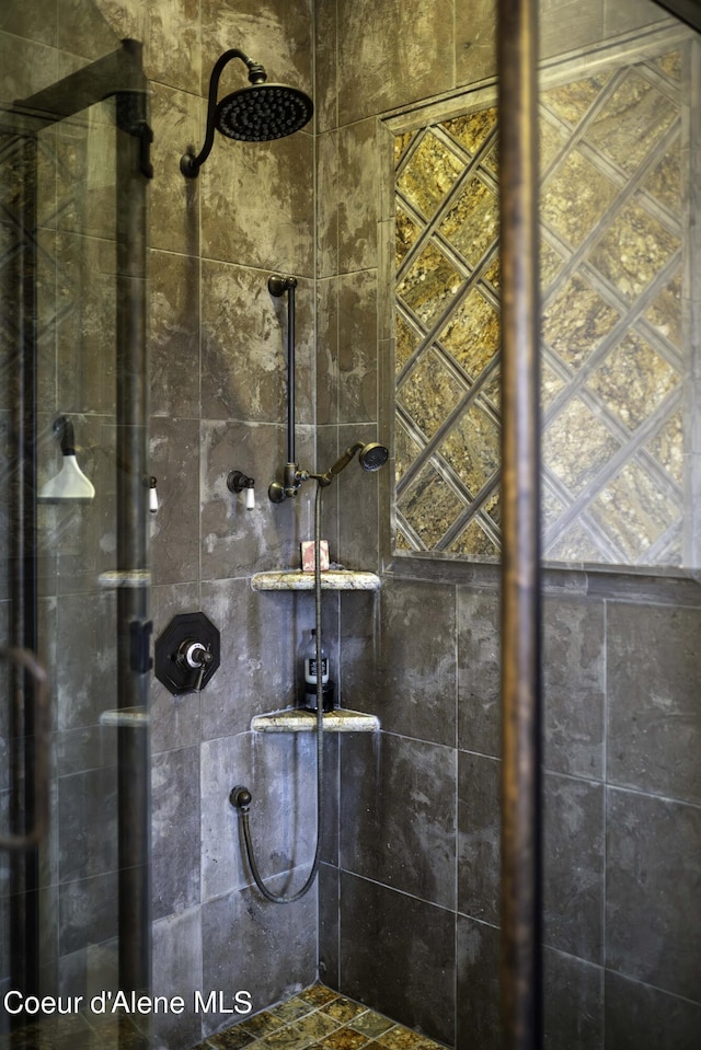 16692 S Lazurite Dr, Coeur Dalene, ID 83814 - bathroom with a shower with door