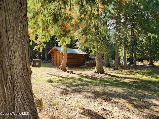 view of yard featuring a storage shed