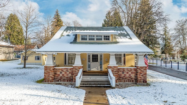 view of front of property featuring a porch