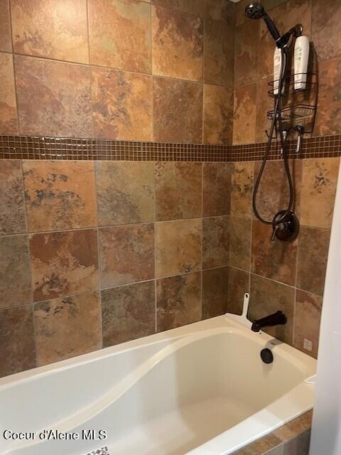 bathroom featuring tiled shower / bath combo