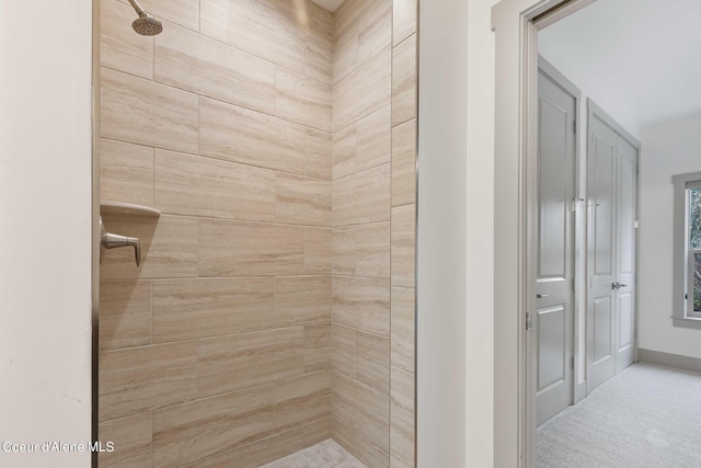 bathroom featuring a tile shower