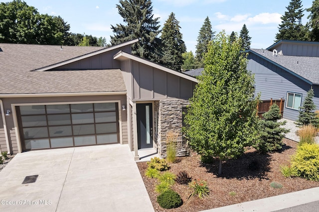 view of front facade featuring a garage