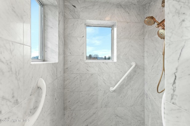 bathroom featuring tiled shower