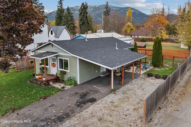 view of front of house featuring a mountain view and a front yard