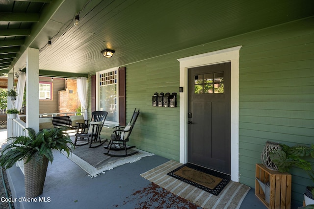 property entrance with covered porch