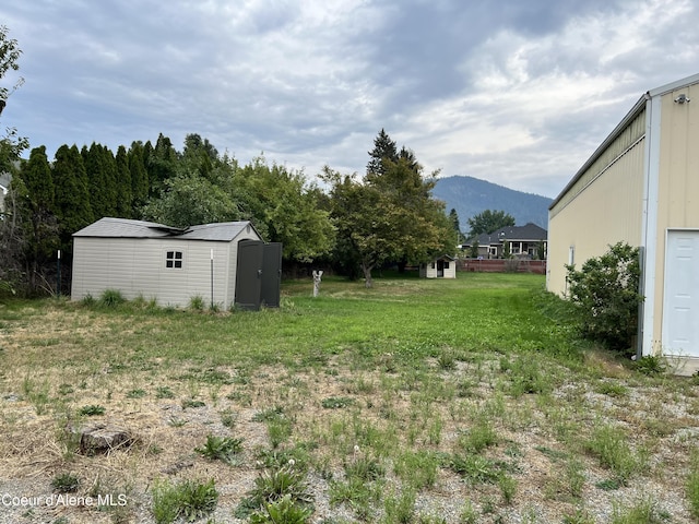 view of yard featuring a storage unit and a mountain view